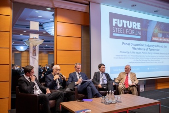 Podiumsdiskussion auf der Steel Forum Konferenz in Budapest