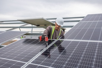 Arbeiter und Solarzellen