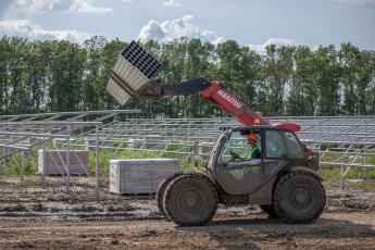 Frontlader in einem Solarpark in Ungarn