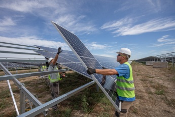 Arbeiter auf einer Solarkraftwerksbaustelle, Ungarn